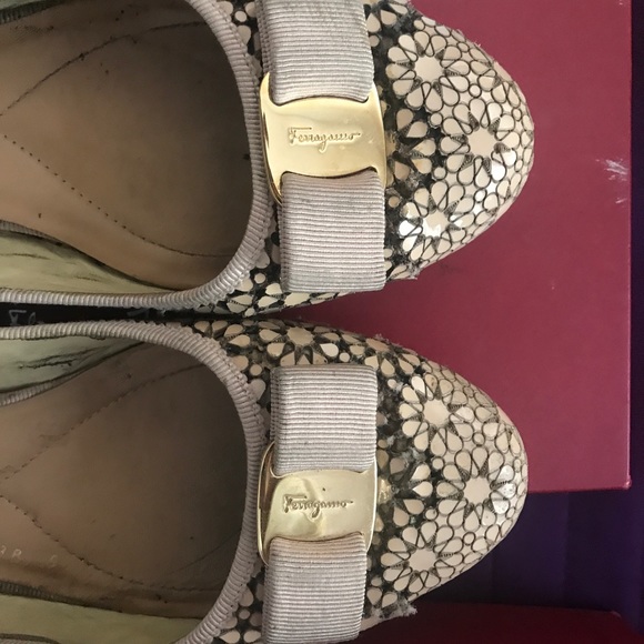 Used Ferragamo beige flat shoes - Picture 2 of 8